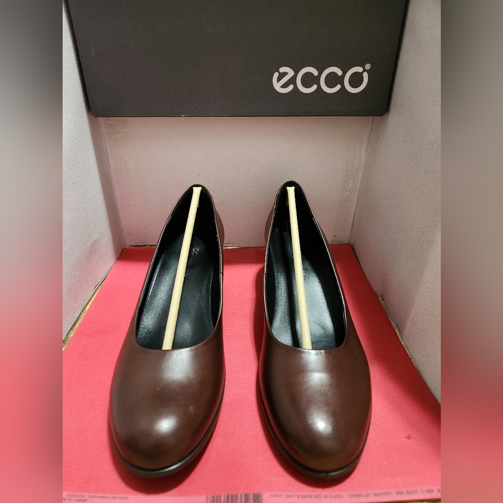 ECCO - Leather Womens, size 9½ dress shoes.